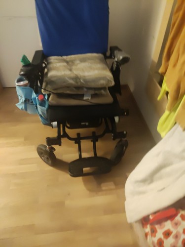 Rollstuhl mit ladegerät - rollstuhl,